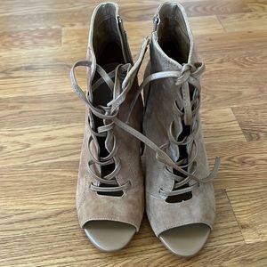 Never been worn, well kept, Sam Edelman tie up block heels!
